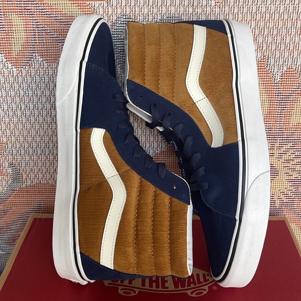 Vans Men’s Sk8-Hi
Mini Cord Blue/Brown
VN0007NS0BO
Sneakers 

CORDUROY - Picture 11 of 16